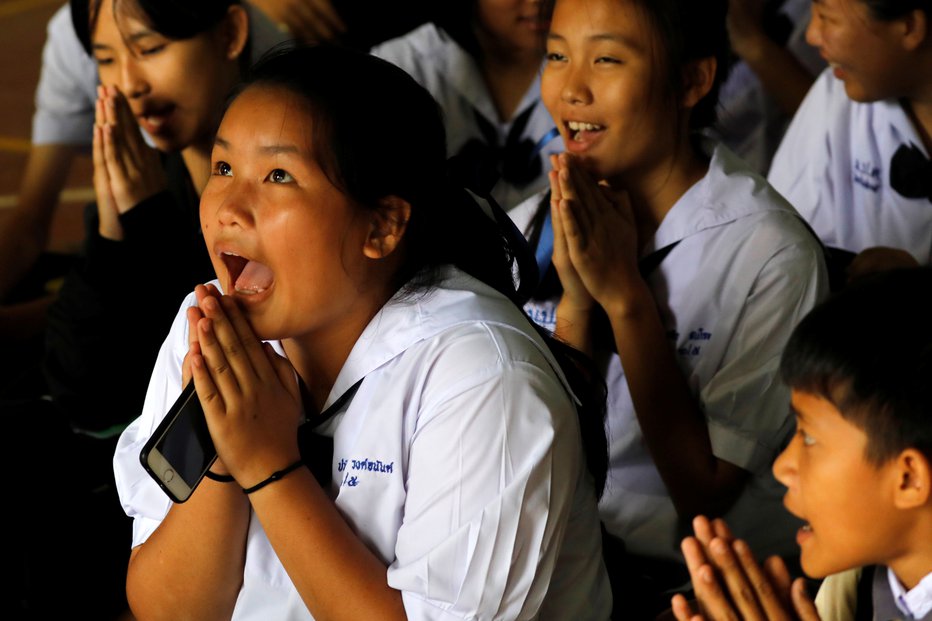 Fotografija: Reševanje je spremljal ves svet, v tajskih šolah so molili za svoje vrstnike. FOTO: Tyrone Siu/Reuters