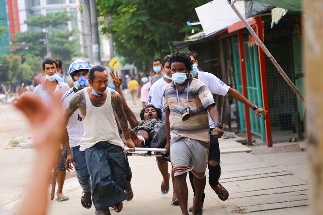 Vsak dan se na ulicah Ranguna preliva kri. FOTOGRAFIJI: Reuters