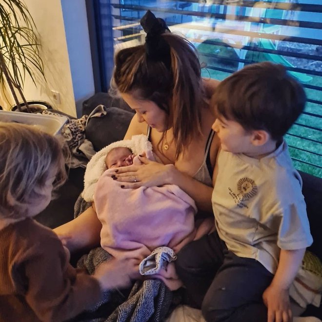 Mamica Tamara z Valom, Hano in novorojenčkom Leom FOTO: INSTAGRAM