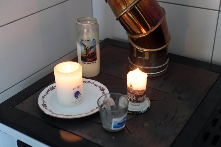 Fotografija: Ani so prižgali svečke v kuhinji hiše, v kateri je preminila po poškodbah. FOTO: Igor Mali, Slovenske novice