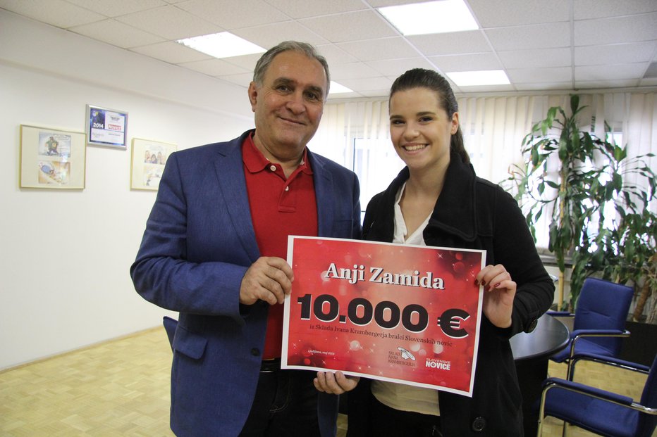 Fotografija: Odgovorni urednik Bojan Budja ob Anji Zamida, ki je prestala operacijo v Nemčiji, tam so ji odstranili cisto v možganih, naši bralci pa ste ji namenili kar 10.000 evrov. FOTO: Špela Ankele