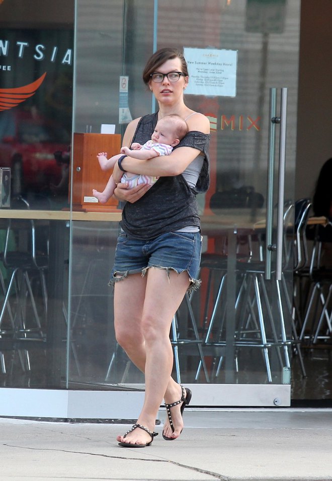 Igralka<strong> Milla Jovovich</strong> je glasno spregovorila o tem, da biti mama spremeni vse, tudi telo. Priznala je, da se je po rojstvu hčerke <strong>Ever Gabo </strong>zredila za 30 kilogramov in da je trajalo kako leto, preden ji je uspelo shujšati na prvotno težo.
