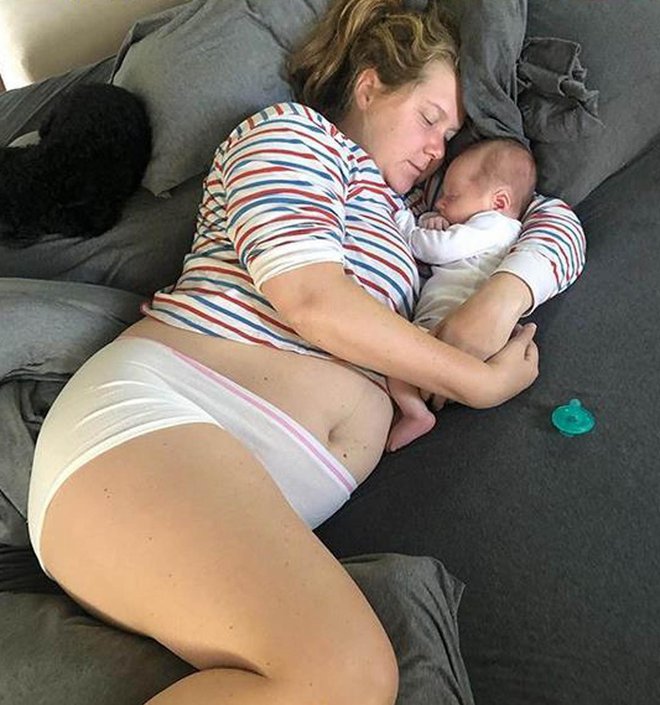 Komičarka <strong>Amy Schumer</strong> je z objavo fotografije nekaj dni po rojstvu prvega otroka pokazala svetu, kako je videti telo povprečne ženske po porodu.