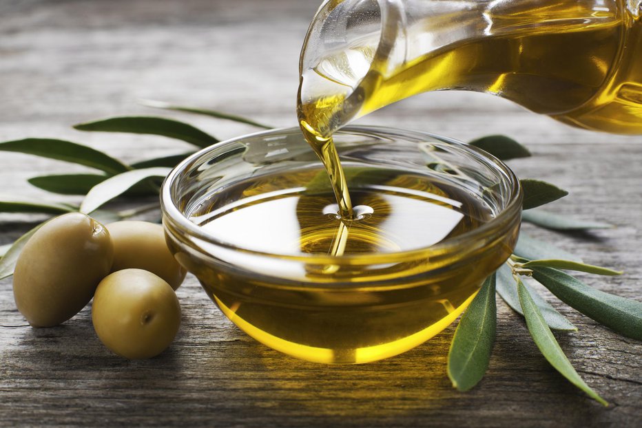 Fotografija: Med najbolj cenjena rastlinska olja spada hladno stiskano oljčno. FOTO: Dulezidar/Getty Images