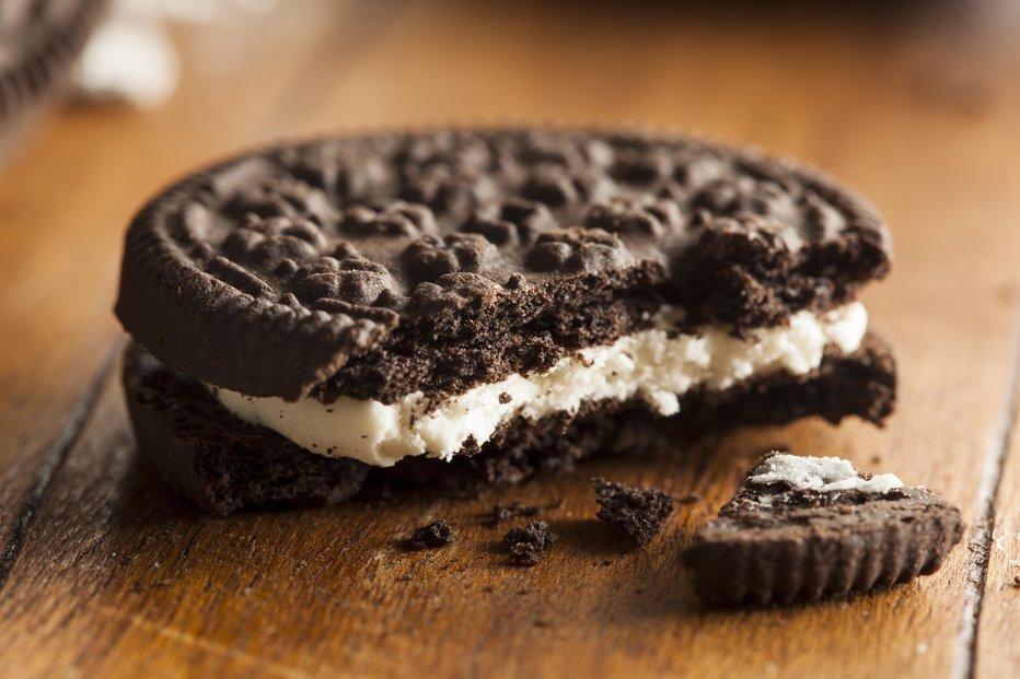 Fotografija: Unhealthy Chocolate Cookies with Vanilla Cream Filling