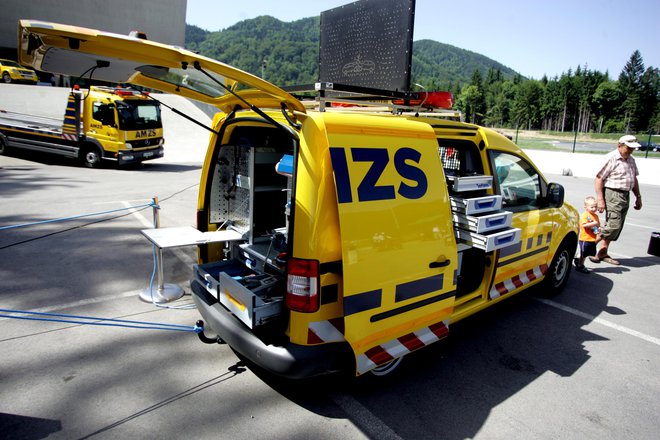 Če avtomobil odpove, pomagajo pri AMZS. FOTO: Roman Šipić