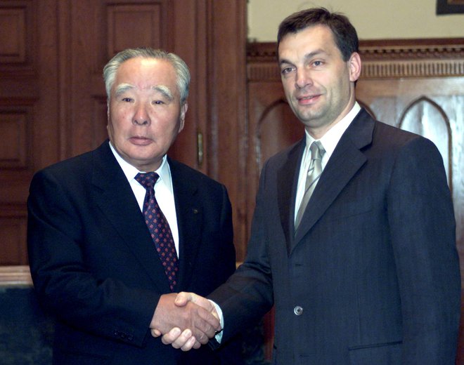 Tovarno ima tudi na Madžarskem, z Viktorjem Orbanom je sodeloval že leta 2001.