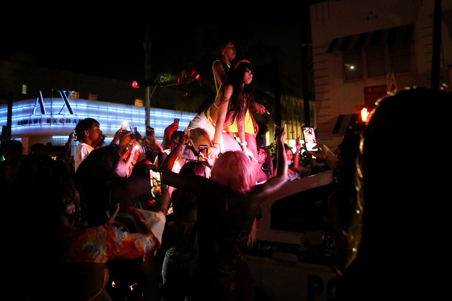 Fotografija: Zabava se je iz lokalov preselila na ulice. FOTO: Marco Bello/Reuters