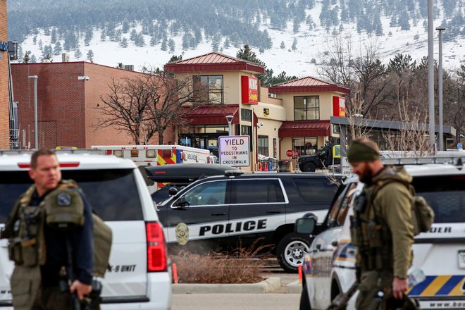 Streljanje v trgovini King Soopers v mestu Boulder. FOTO: Kevin Mohatt, Reuters
