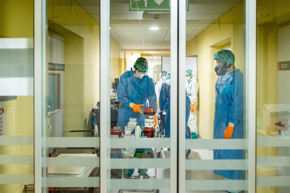 Fotografija: V bolnišnicah se ponovno polnijo covid 19 oddelki. FOTO: Voranc Vogel