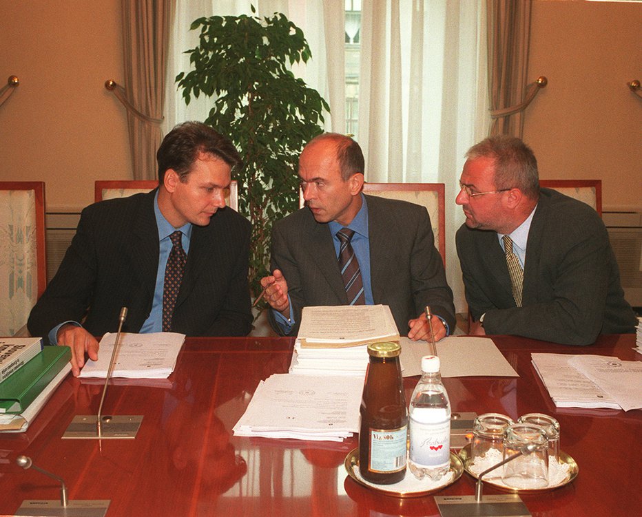 Fotografija: Z leve: Marjan Podobnik (podpredsednik vlade), Janez Drnovšek (predsednik vlade), Borut Šuklje (podpredsednik vlade) FOTO: JURE ERŽEN