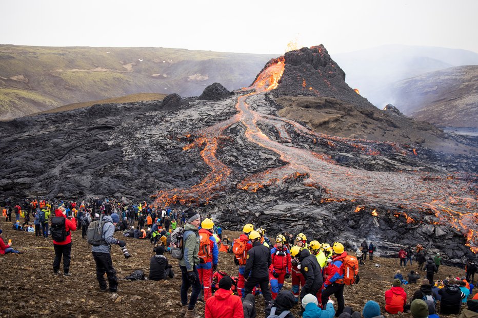 Fotografija: Zaradi visoke koncentracije nevarnih plinov so približevanje vulkanu pozneje prepovedali. FOTO: Reuters