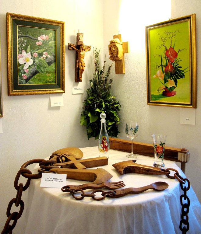 Na prvi samostojni razstavi v Cerkljah je predstavil tudi izdelke iz lesa. FOTO: Janez Kuhar