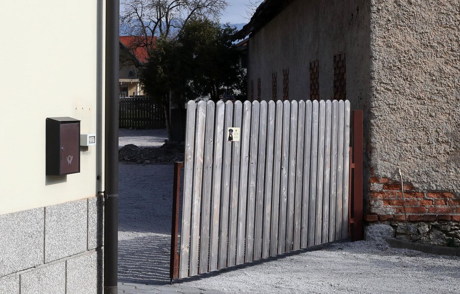 Fotografija: Skozi ta vrata je na dvorišče vstopila deklica. FOTO: Igor Mali