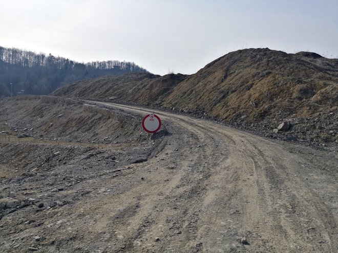 Odstranjevanje hriba v Stanošini se še kar ni končalo. FOTO: Aleš Andlovič