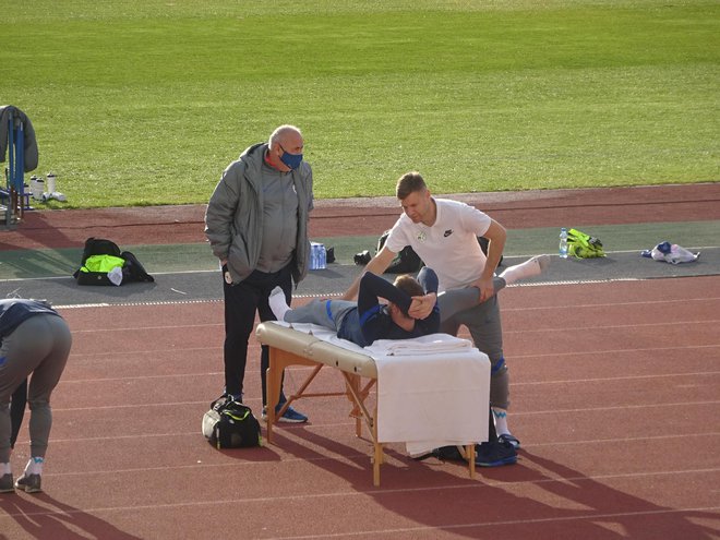 Predsednik NZS Radenko Mijatović je med včerajšnjim treningom takole opazoval vratarja Jana Oblaka med terapijo z Žanom Rantom Roosom. FOTO: Jernej Suhadolnik