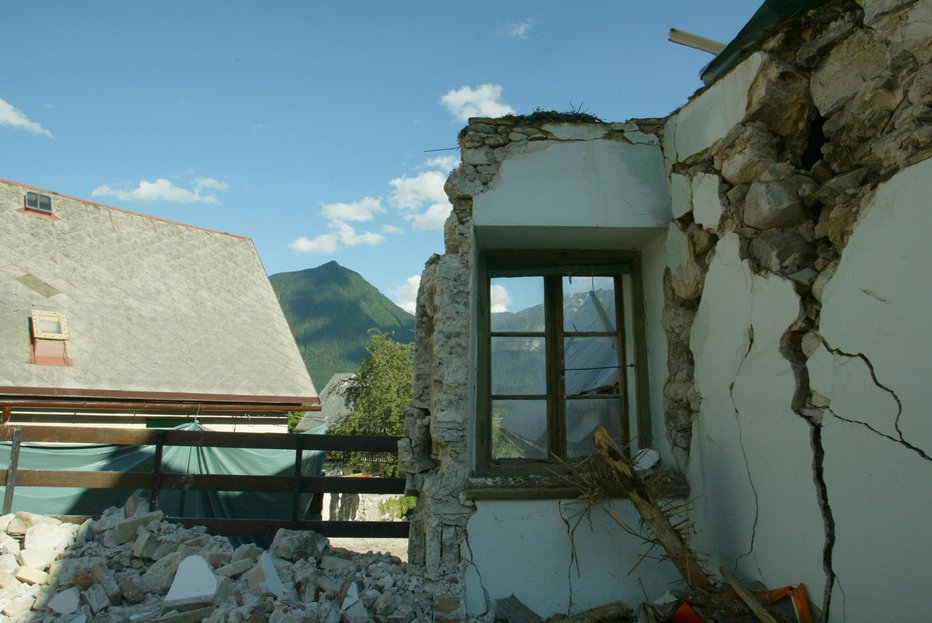 Fotografija: Spomin na potres v Bovcu je še kako živ. FOTO: Jure Eržen, Delo