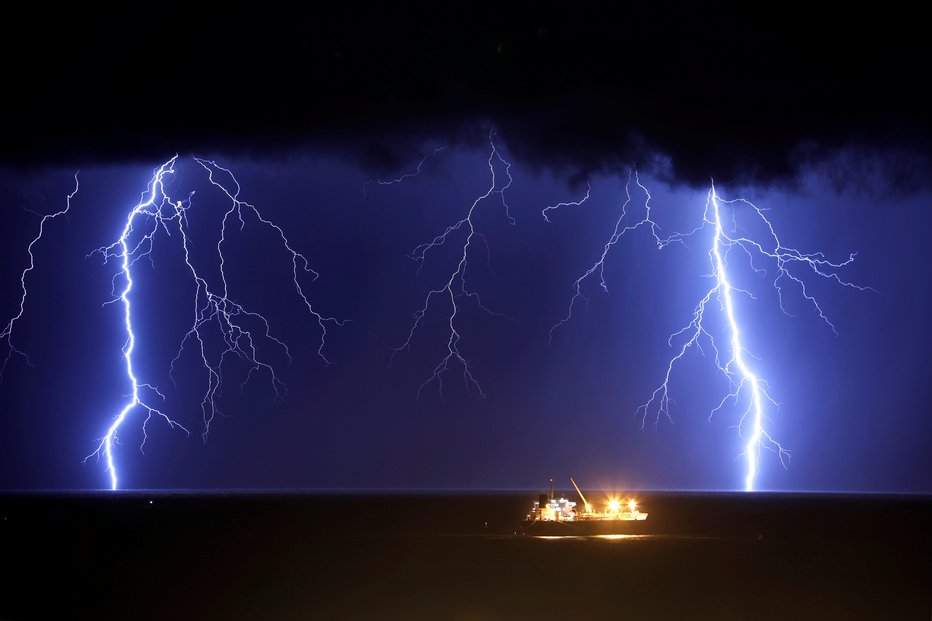 Fotografija: V petek popoldne so mogoče tudi nevihte (simbolična fotografija). FOTO: Amir Cohen, Reuters Pictures