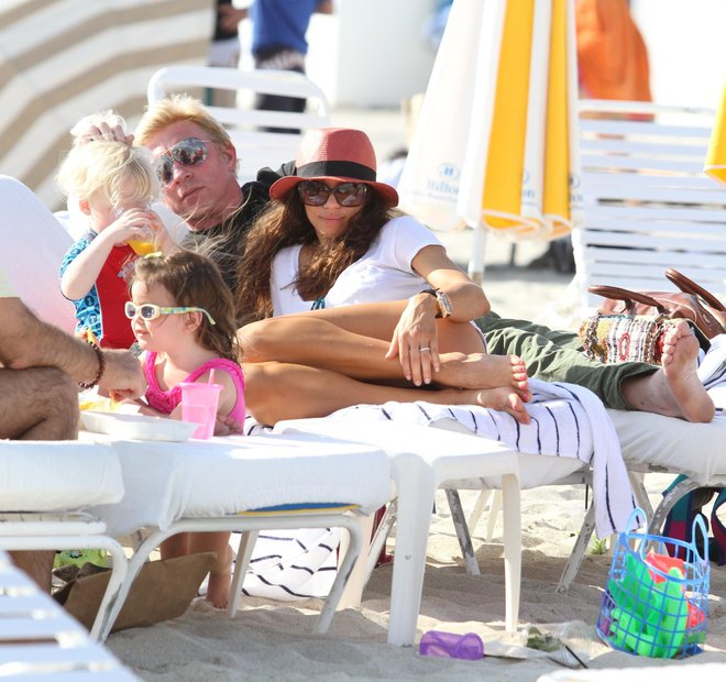 Nekdanji teniški zvezdnik Boris Becker proste dneve okrog velike noči rad izkoristi za pobeg na lepše. Leta 2012 je praznike preživel na plaži v Miamiju med srkanjem mohitov in objemanjem žene Lily.