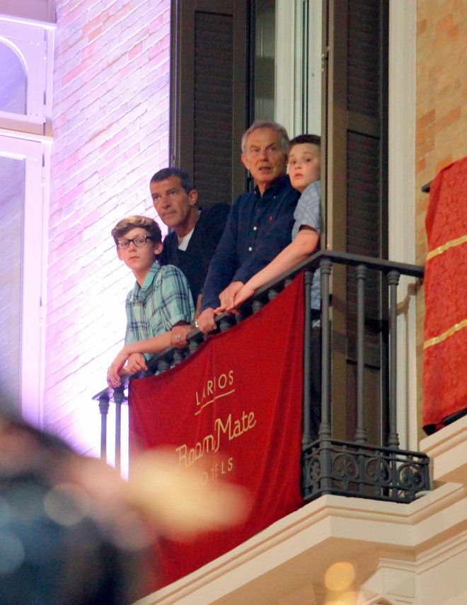 Nekdanji premier Združenega kraljestva Tony Blair se je leta 2014 s soprogo Cherie po praznično vzdušje odpravil v Španijo. Paru je med ogledom velikonočne procesije v Madridu delal družbo zvezdnik Antonio Banderas.