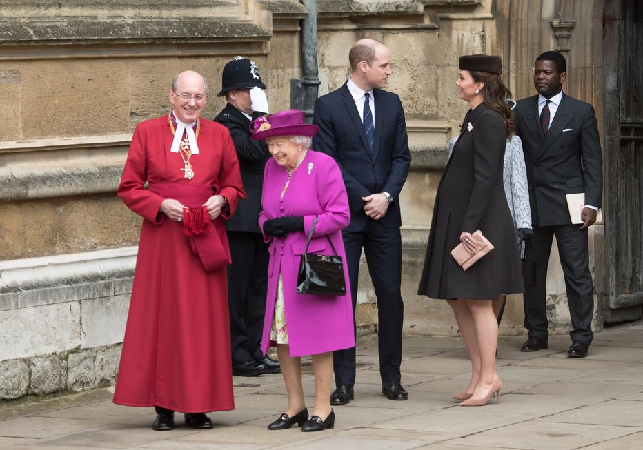 Fotografija: Britanska kraljeva družina se na velikonočno nedeljo tradicionalno odpravi k maši v kapelo sv. Jurija v Windsorju. Sledi skupno kosilo, na katerem jim običajno postrežejo s pečenim jagnjem.