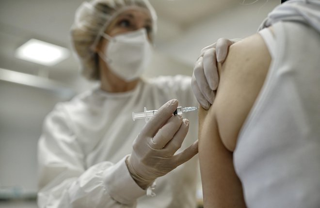 Cepljenje zmanjša možnost, da cepljena oseba prenese virus na druge okoli sebe. FOTO: Blaž Samec