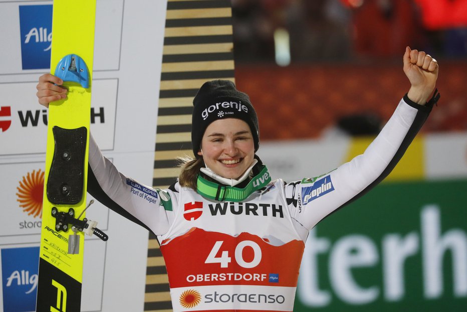 Fotografija: V Nikini letošnji beri sta tudi kolajni s svetovnega prvenstva v Oberstdorfu, kjer je bila srebrna z ekipo in bronasta na posamični tekmi.
Foto: Reuters