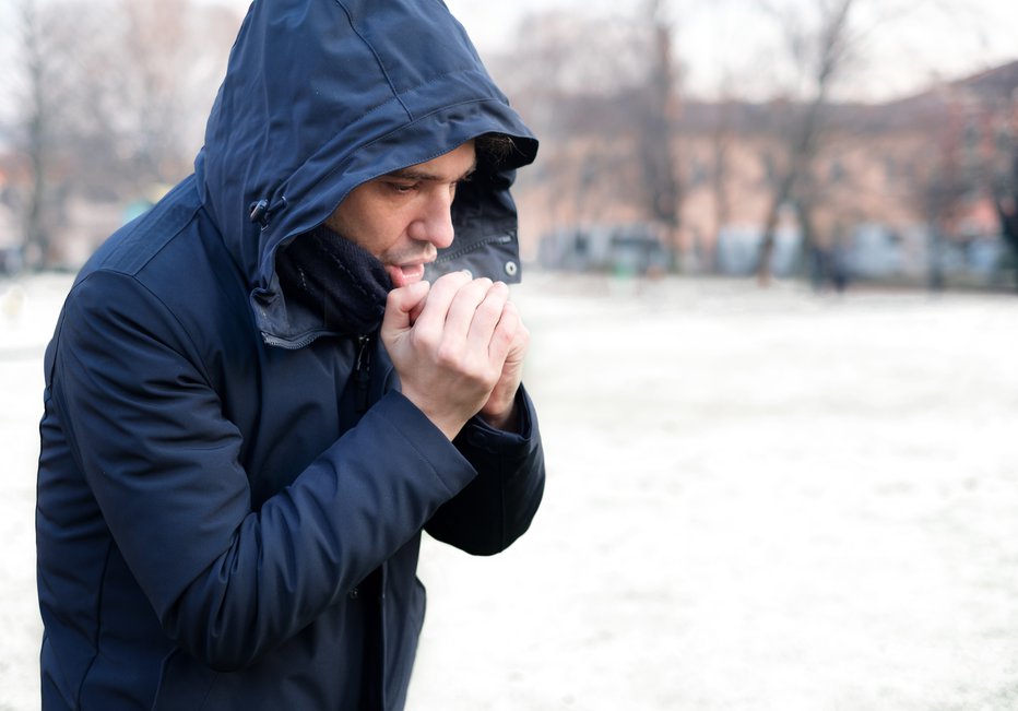 Fotografija: Man breathing on his hands to keep them warm FOTO: Tommaso79 Getty Images/istockphoto