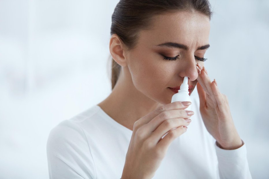 Fotografija: Pršilo za nos pomaga blažiti simptome. FOTO: Puhhha/Getty Images
