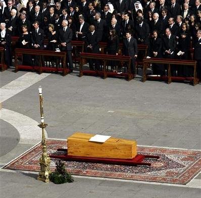 Fotografija: Med pogrebno slovesnostjo na Trgu sv. Petra FOTO: Reuters