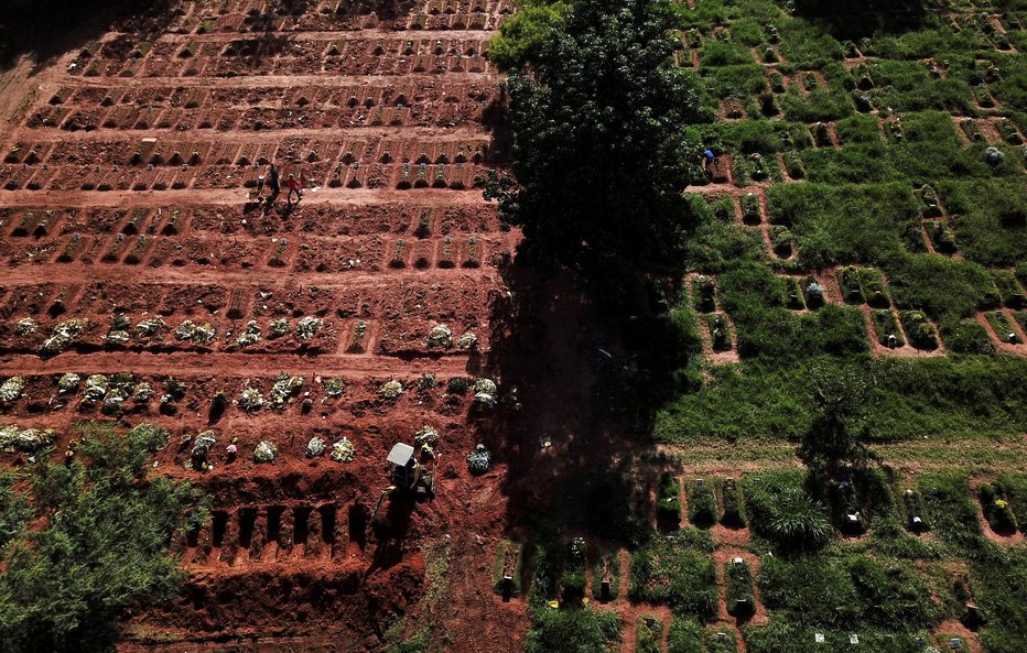 Fotografija: Na pokopališču Vila Nova Cachoeirinha v Sao Paulu je zmanjkalo prostora za mrtve. FOTO: Amanda Perobelli, Reuters