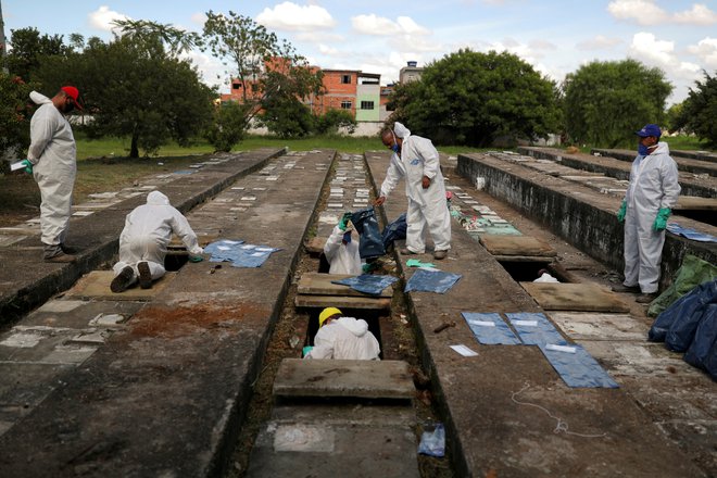 Na pokopališču Vila Nova Cachoeirinha so izkopali posmrtne ostanke, da bodo naredili prostor za žrtve covida 19. FOTO: Amanda Perobelli Reuters