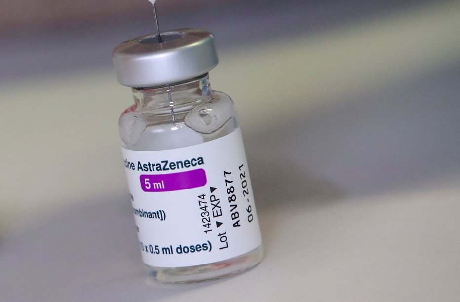 Fotografija: Steklenička cepiva AstraZenece. FOTO: Yves Herman, Reuters
