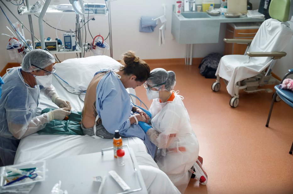 Fotografija: Zdravstveno osebje se bori za življenja mnogih bolnikov okuženih s sars-cov2.  FOTO: Stephane Mahe Reuters