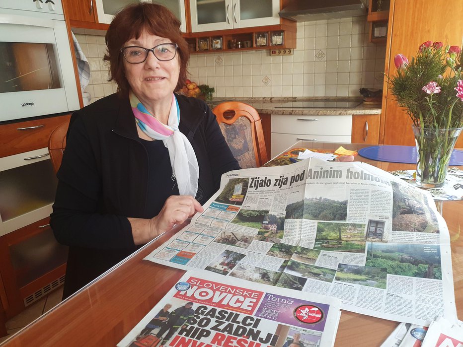 Fotografija: Joži je še posebno ponosna na izvod Slovenskih novic s fotografijo njene rojstne hiše. FOTO: Drago Perko