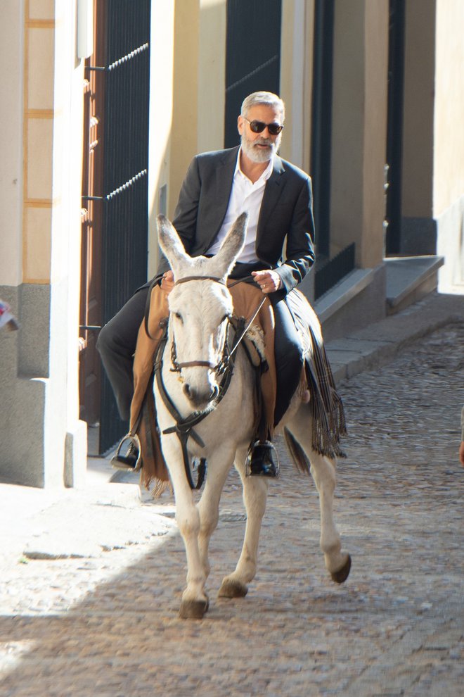 George Clooney: 34 milijonov evrov<br />
Eden najbolj znanih filmskih in televizijskih obrazov sodeluje z Nespressom od leta 2013. Kot obraz te znane znamke kave je bil pripravljen zajahati tudi osla, za to pa je prejel bogato nagrado. Leta 2017 so mu izplačali 34 milijonov evrov. V enem od intervjujev je razkril, da denar od oglasov porabi za financiranje satelita, s katerim bodo nadzirali sudanskega diktatorja.