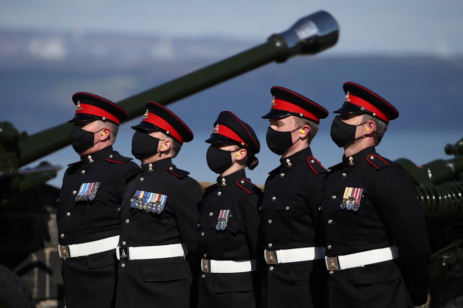 Fotografija: Vojaške salve v čast princu Filipu. FOTO: Pool Reuters
