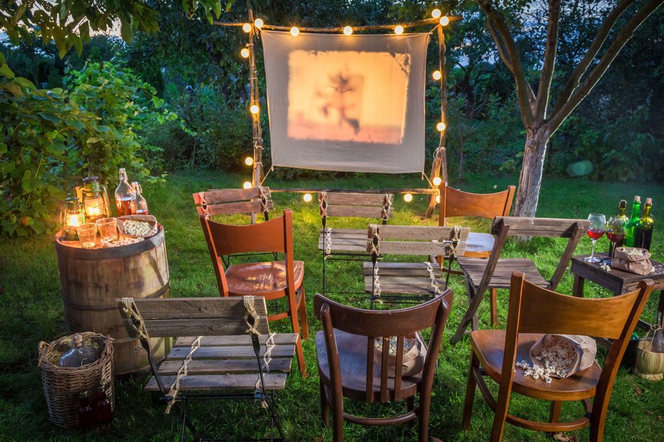 Fotografija: Kino na prostem bo vašemu vrtu dal poseben pridih. FOTO: Shaiith/Shutterstock