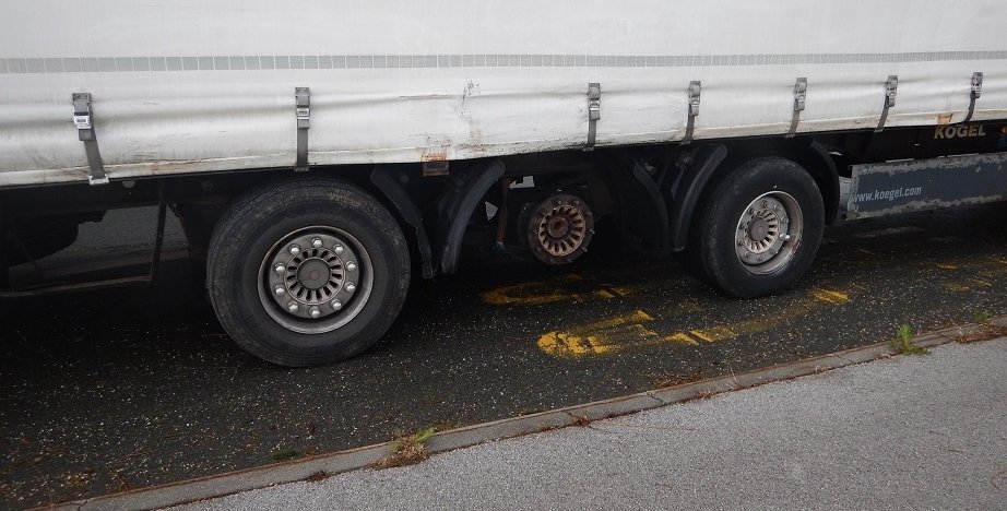Fotografija: Tovornjak je 21 ton tovora prevažal brez sredinskega kolesa. FOTO: Policija