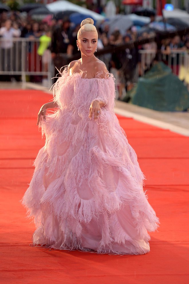 Diva Benetk<br />
Leta 2018 je na Beneškem filmskem festivalu jemala dih v rožnati Valentinovi kreaciji.