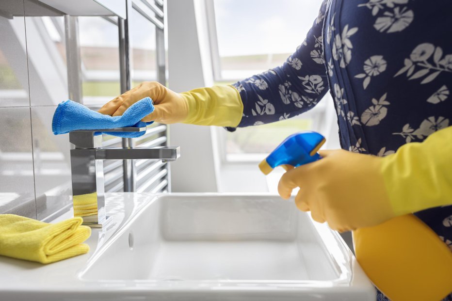 Fotografija: Na kuhinsjkem koritu se hitro pretirano namnožijo bakterije. FOTO: Briana Jackson, Getty Images