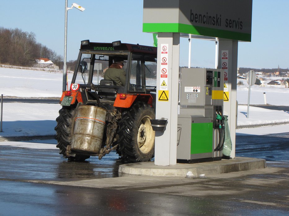 Fotografija: Obiske na bencinskih servisih lahko zmanjšamo tudi z ukrepi za manjšo porabo goriva. FOTO: Tomaž Poje