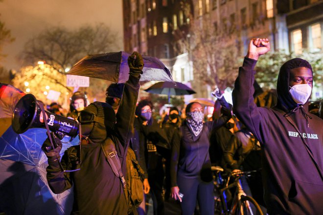 Brooklyn Center je zadnje dni prizorišče burnih in tudi nasilnih protestov.