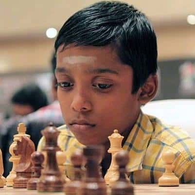 Fotografija: Rameshbabu Praggnanandhaa bo šahiral s Carlsenom. FOTO: chessbase