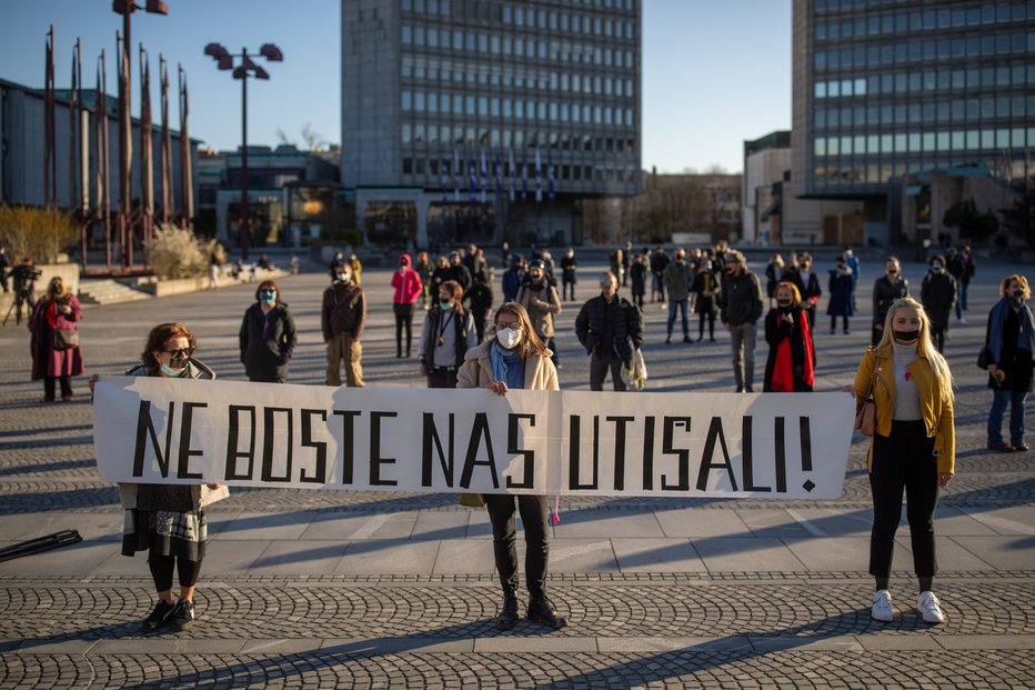 Fotografija: Protest kulturnih delavcev pred parlamentom, Ljubljana, 24. 3. 2021. FOTO: Voranc Vogel