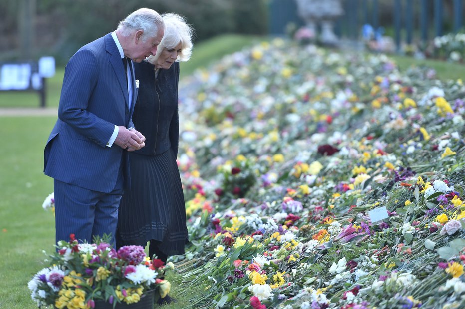 Fotografija: Princ Charles in Camilla sta se sprehodila med cvetjem in sporočili, ki so jih Filipu zapisali Britanci. FOTO: Pool Reuters