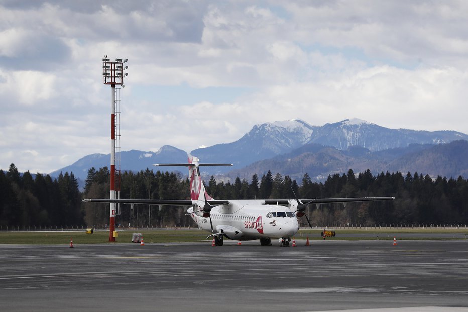 Fotografija: Z letališča Jožeta Pučnika trenutno leti pet prevoznikov. FOTO: Leon Vidic