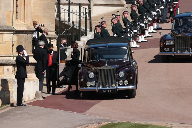 Kate Middleton je prispela v kapelo sv. Jurija. FOTO: Hannah Mckay Reuters