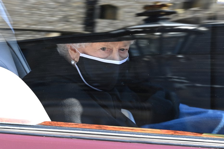 Fotografija: Kraljica je bila videna v javnosti prvič po smrti moža. FOTO: Pool Reuters