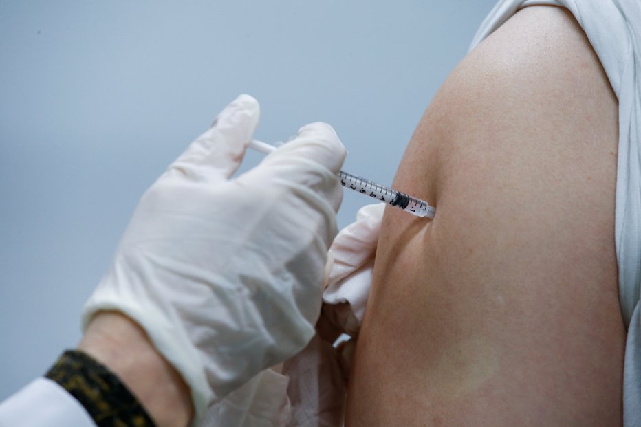 Fotografija: Evropska agencija za zdravila preiskuje povezave med cepivom Johnson & Johnson proti covidu-19 in krvnimi strdki. FOTO: Heo Ran/Reuters